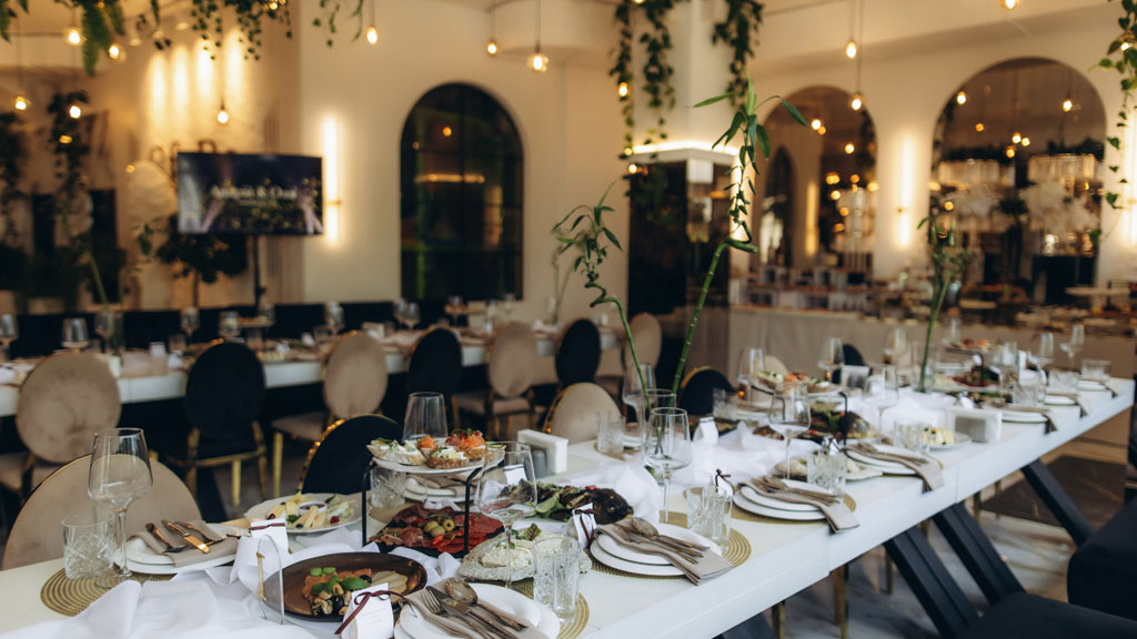 Personnel préparant centres de table réception mariage mas Provence